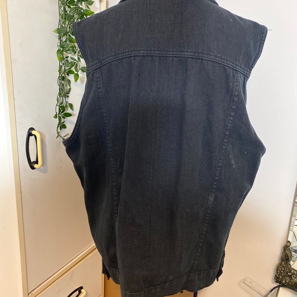 Black vest. - Picture 3 of 3